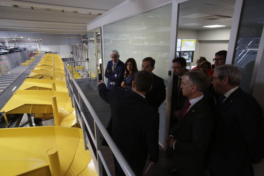 El acto ha contado con la presencia de casi doscientos invitados del mundo empresarial e institucional vasco. Entre ellos, el director general en España de DHL European Air Transport, Jesús Sánchez, y del director general en España de DHL Express, Miguel Borrás, así como de una nutrida representación institucional encabezada por el lehendakari, Iñigo Urkullu. Han estado también la consejera de Desarrollo Económico e Infraestructuras, Arantxa Tapia; el delegado del Gobierno en Euskadi, Javier de Andrés; el diputado general de Álava, Ramiro González; y el alcalde de Vitoria, Gorka Urtaran. 