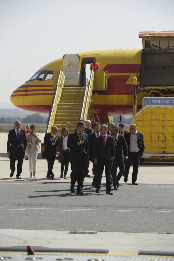 El acto ha contado con la presencia de casi doscientos invitados del mundo empresarial e institucional vasco. Entre ellos, el director general en España de DHL European Air Transport, Jesús Sánchez, y del director general en España de DHL Express, Miguel Borrás, así como de una nutrida representación institucional encabezada por el lehendakari, Iñigo Urkullu. Han estado también la consejera de Desarrollo Económico e Infraestructuras, Arantxa Tapia; el delegado del Gobierno en Euskadi, Javier de Andrés; el diputado general de Álava, Ramiro González; y el alcalde de Vitoria, Gorka Urtaran. 