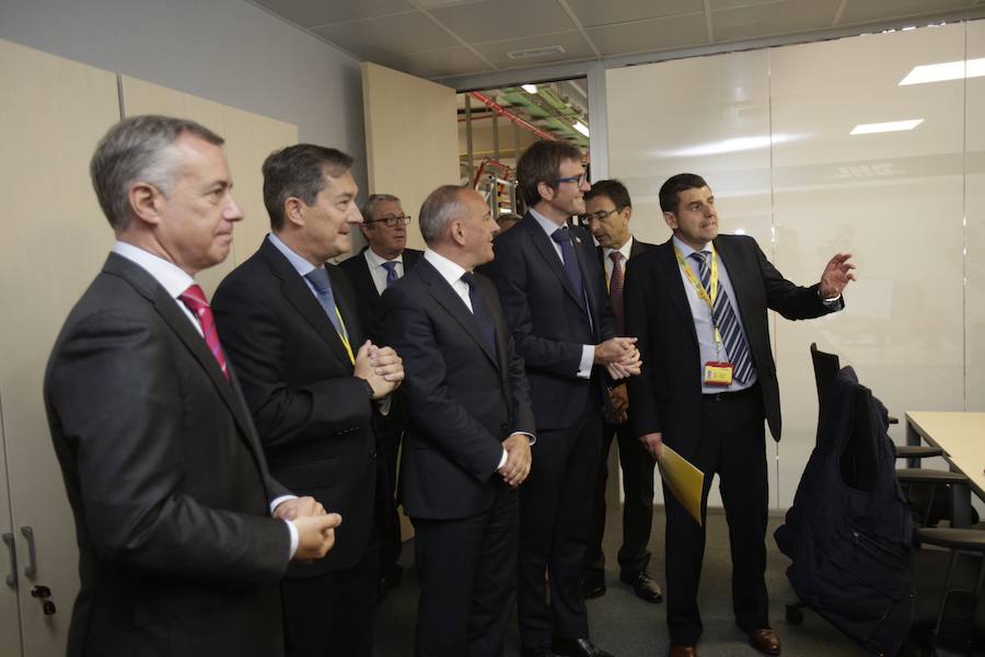 El acto ha contado con la presencia de casi doscientos invitados del mundo empresarial e institucional vasco. Entre ellos, el director general en España de DHL European Air Transport, Jesús Sánchez, y del director general en España de DHL Express, Miguel Borrás, así como de una nutrida representación institucional encabezada por el lehendakari, Iñigo Urkullu. Han estado también la consejera de Desarrollo Económico e Infraestructuras, Arantxa Tapia; el delegado del Gobierno en Euskadi, Javier de Andrés; el diputado general de Álava, Ramiro González; y el alcalde de Vitoria, Gorka Urtaran. 