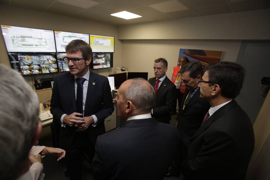 El acto ha contado con la presencia de casi doscientos invitados del mundo empresarial e institucional vasco. Entre ellos, el director general en España de DHL European Air Transport, Jesús Sánchez, y del director general en España de DHL Express, Miguel Borrás, así como de una nutrida representación institucional encabezada por el lehendakari, Iñigo Urkullu. Han estado también la consejera de Desarrollo Económico e Infraestructuras, Arantxa Tapia; el delegado del Gobierno en Euskadi, Javier de Andrés; el diputado general de Álava, Ramiro González; y el alcalde de Vitoria, Gorka Urtaran. 