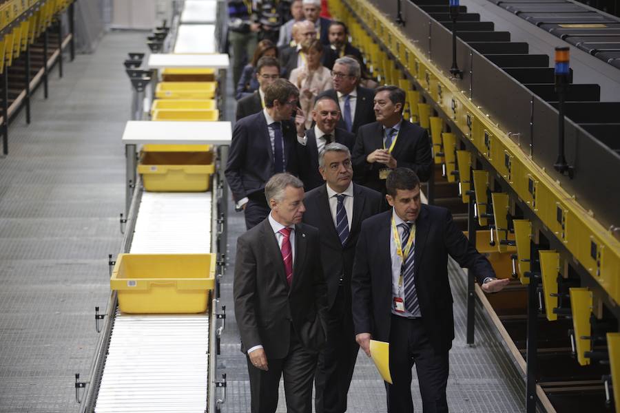 El acto ha contado con la presencia de casi doscientos invitados del mundo empresarial e institucional vasco. Entre ellos, el director general en España de DHL European Air Transport, Jesús Sánchez, y del director general en España de DHL Express, Miguel Borrás, así como de una nutrida representación institucional encabezada por el lehendakari, Iñigo Urkullu. Han estado también la consejera de Desarrollo Económico e Infraestructuras, Arantxa Tapia; el delegado del Gobierno en Euskadi, Javier de Andrés; el diputado general de Álava, Ramiro González; y el alcalde de Vitoria, Gorka Urtaran. 