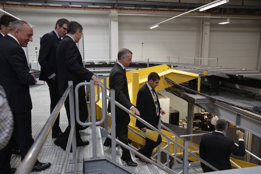 El acto ha contado con la presencia de casi doscientos invitados del mundo empresarial e institucional vasco. Entre ellos, el director general en España de DHL European Air Transport, Jesús Sánchez, y del director general en España de DHL Express, Miguel Borrás, así como de una nutrida representación institucional encabezada por el lehendakari, Iñigo Urkullu. Han estado también la consejera de Desarrollo Económico e Infraestructuras, Arantxa Tapia; el delegado del Gobierno en Euskadi, Javier de Andrés; el diputado general de Álava, Ramiro González; y el alcalde de Vitoria, Gorka Urtaran. 