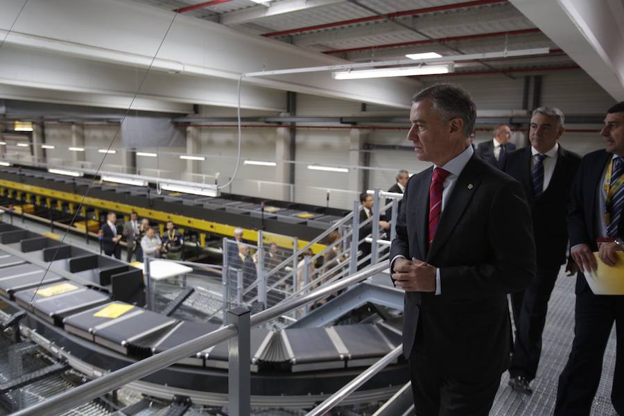 El acto ha contado con la presencia de casi doscientos invitados del mundo empresarial e institucional vasco. Entre ellos, el director general en España de DHL European Air Transport, Jesús Sánchez, y del director general en España de DHL Express, Miguel Borrás, así como de una nutrida representación institucional encabezada por el lehendakari, Iñigo Urkullu. Han estado también la consejera de Desarrollo Económico e Infraestructuras, Arantxa Tapia; el delegado del Gobierno en Euskadi, Javier de Andrés; el diputado general de Álava, Ramiro González; y el alcalde de Vitoria, Gorka Urtaran. 