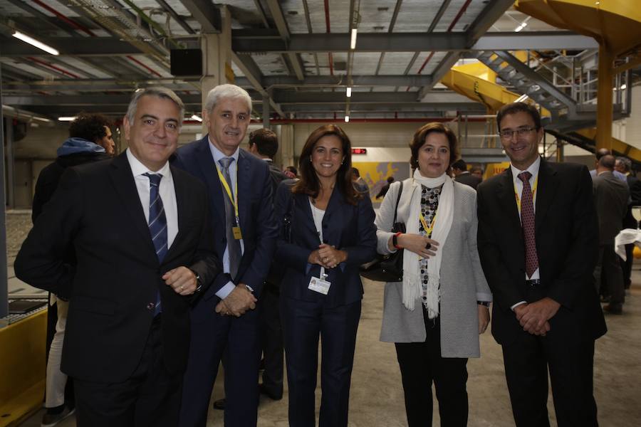 El acto ha contado con la presencia de casi doscientos invitados del mundo empresarial e institucional vasco. Entre ellos, el director general en España de DHL European Air Transport, Jesús Sánchez, y del director general en España de DHL Express, Miguel Borrás, así como de una nutrida representación institucional encabezada por el lehendakari, Iñigo Urkullu. Han estado también la consejera de Desarrollo Económico e Infraestructuras, Arantxa Tapia; el delegado del Gobierno en Euskadi, Javier de Andrés; el diputado general de Álava, Ramiro González; y el alcalde de Vitoria, Gorka Urtaran. 