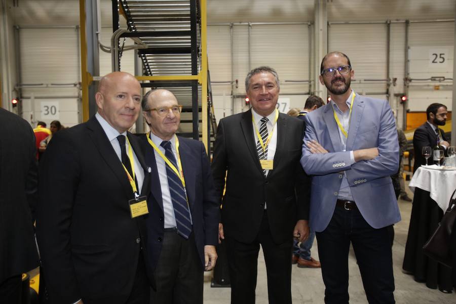 El acto ha contado con la presencia de casi doscientos invitados del mundo empresarial e institucional vasco. Entre ellos, el director general en España de DHL European Air Transport, Jesús Sánchez, y del director general en España de DHL Express, Miguel Borrás, así como de una nutrida representación institucional encabezada por el lehendakari, Iñigo Urkullu. Han estado también la consejera de Desarrollo Económico e Infraestructuras, Arantxa Tapia; el delegado del Gobierno en Euskadi, Javier de Andrés; el diputado general de Álava, Ramiro González; y el alcalde de Vitoria, Gorka Urtaran. 