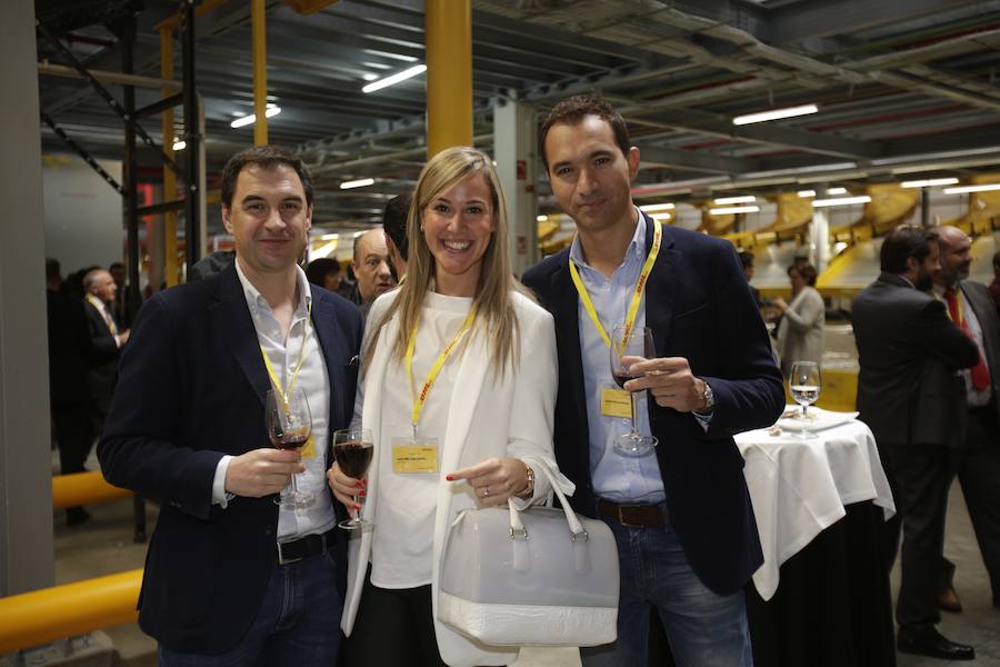 El acto ha contado con la presencia de casi doscientos invitados del mundo empresarial e institucional vasco. Entre ellos, el director general en España de DHL European Air Transport, Jesús Sánchez, y del director general en España de DHL Express, Miguel Borrás, así como de una nutrida representación institucional encabezada por el lehendakari, Iñigo Urkullu. Han estado también la consejera de Desarrollo Económico e Infraestructuras, Arantxa Tapia; el delegado del Gobierno en Euskadi, Javier de Andrés; el diputado general de Álava, Ramiro González; y el alcalde de Vitoria, Gorka Urtaran. 