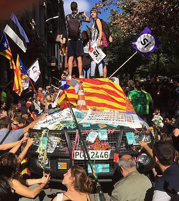Varios ciudadanos protestan subidos a un vehículo de la Guardia Civil.