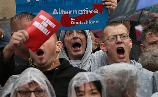 Simpatizantes del AfD boicotean un acto electoral de Angela Merkel