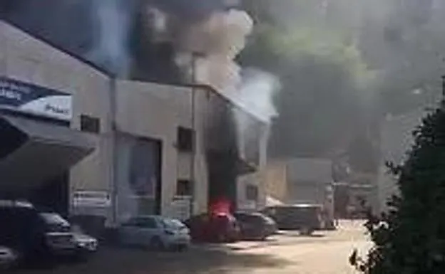 Un incendio destruye un pabellón de Hierros Servando en Mallabia