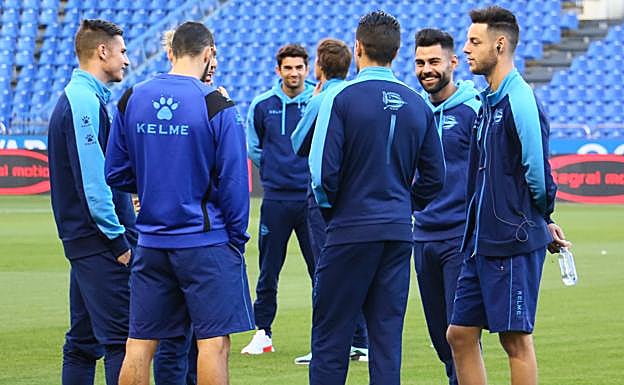 Los jugadores albiazules sobre la hierba de Riazor. 