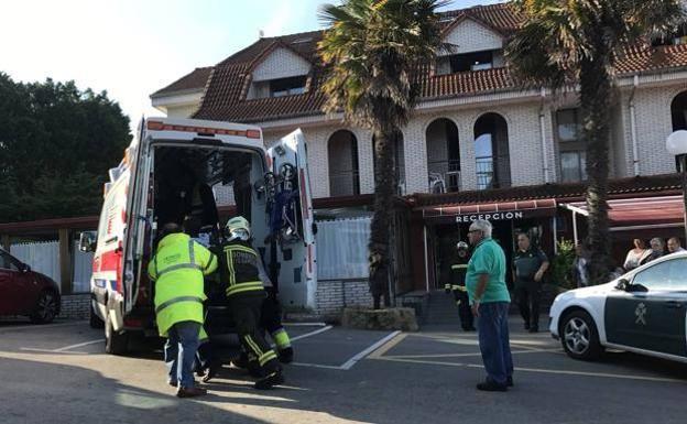 Bomberos y sanitarios atienden a un afectado.