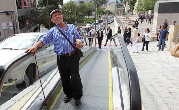 Rampa mecánica en Otxarkoaga para evitar un desnivel considerable.