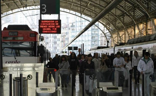 Un tren de Renfe deja a los viajeros en la estación de Abando.