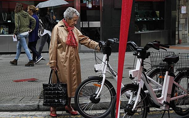El acto se ha celebrado en la calle Rodriguez Arias, que hoy se ha cortado entre Iparraguirre y García Rivero, con motivo del día de '¡Bilbao, sin mi coche!'. 