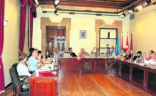 Reciente sesión del pleno municipal de Ermua, que en octubre aprobará las nuevas tasas. 