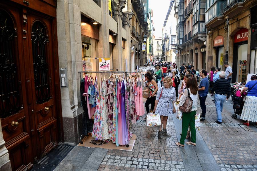 Muchas personas han acudido a comprar productos rebajados en Bilbao