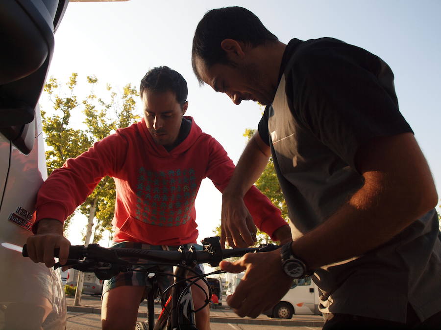 El equipo de EL CORREO, cerca de la meta del MTB Non Stop Madrid-Lisboa