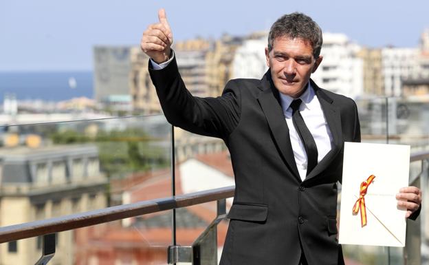 Antonio Banderas posa con su premio en San Sebastián. 