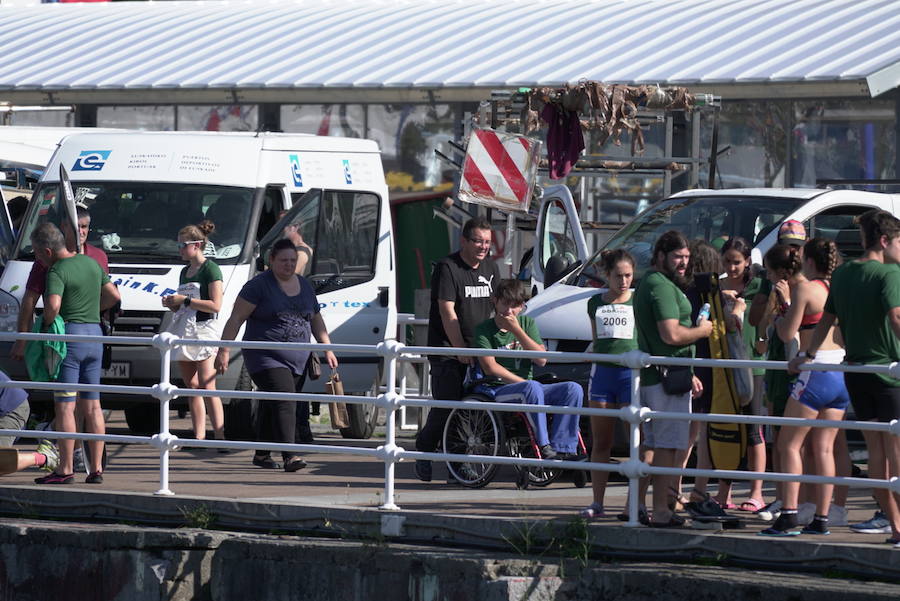 La gran regata de piragüas de la Ría ha reunido a cientos de participantes