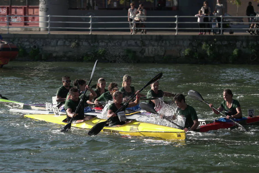 La gran regata de piragüas de la Ría ha reunido a cientos de participantes