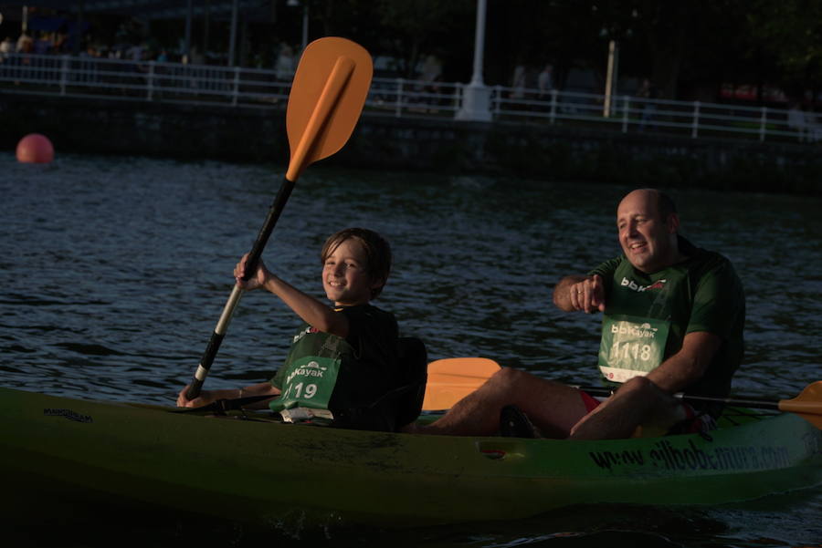 La gran regata de piragüas de la Ría ha reunido a cientos de participantes