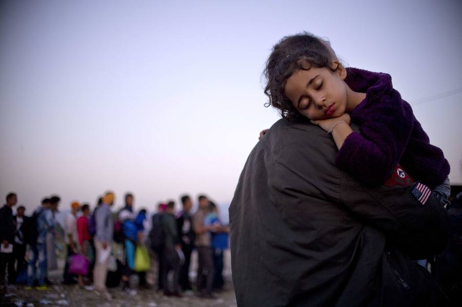 Refugiados sirios hacen cola para acceder a un campamento en Macedonia tras cruzar la frontera con Grecia. 