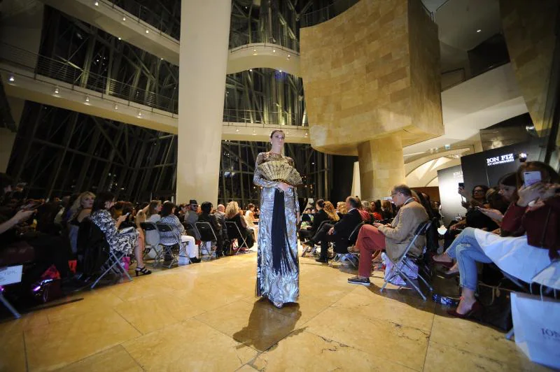 El diseñador vasco conmemora sus 15 años en la moda con un desfile en el vestíbulo del museo