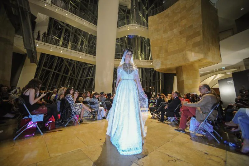 El diseñador vasco conmemora sus 15 años en la moda con un desfile en el vestíbulo del museo