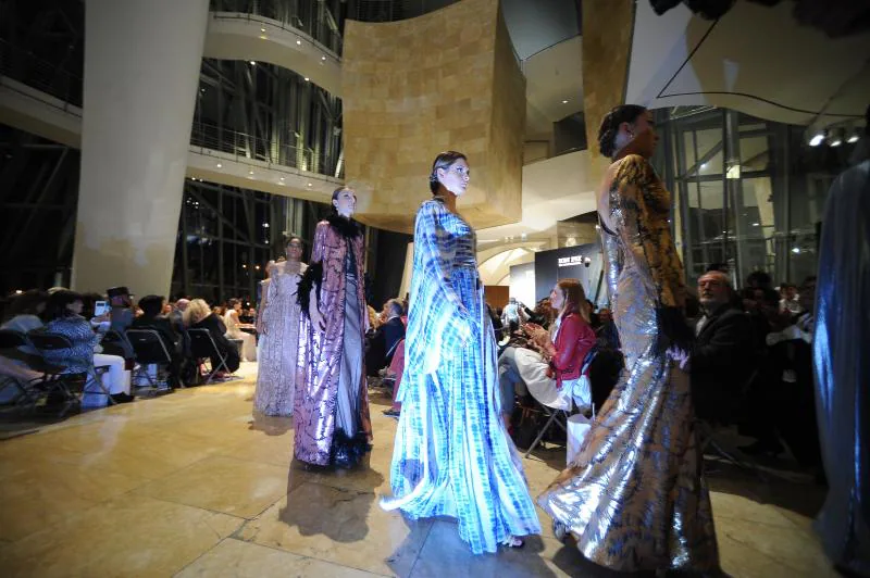 El diseñador vasco conmemora sus 15 años en la moda con un desfile en el vestíbulo del museo