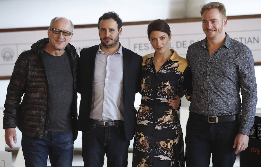 El director de 'Una especie de familia', Diego Lerman (2i), y los actores Bárbara Lennie (2d), Daniel Araoz (i) y Claudio Tolcachir.