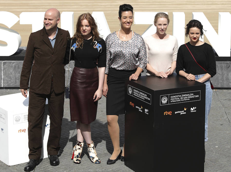 La realizadora austriaca Barbara Albert posa junto a los actores, Katja Kolm (i), Maria Dragus (3i), Lukas Miko (3d), Susanne Wuest (2d), y Maresi Riegner (d), tras presentar su película 'Mademoiselle paradis'.