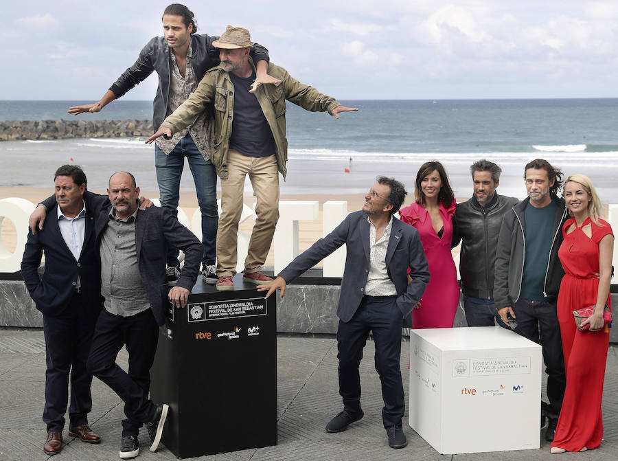 El director de 'Operación concha', Antonio Cuadri (5d), los actores Jordi Mollá (2d), Karra Elejalde (2i), Unax Ugalde (3d), Bárbara Mori (d), Alosian Vivancos (arriba, i), Ramón Agirre (arriba, d) y Bárbara Goenaga (4d), y el productor Joxe Portela (i), hoy durante la presentación de su película en la 65 edición del Festival Internacional de Cine de San Sebastián.