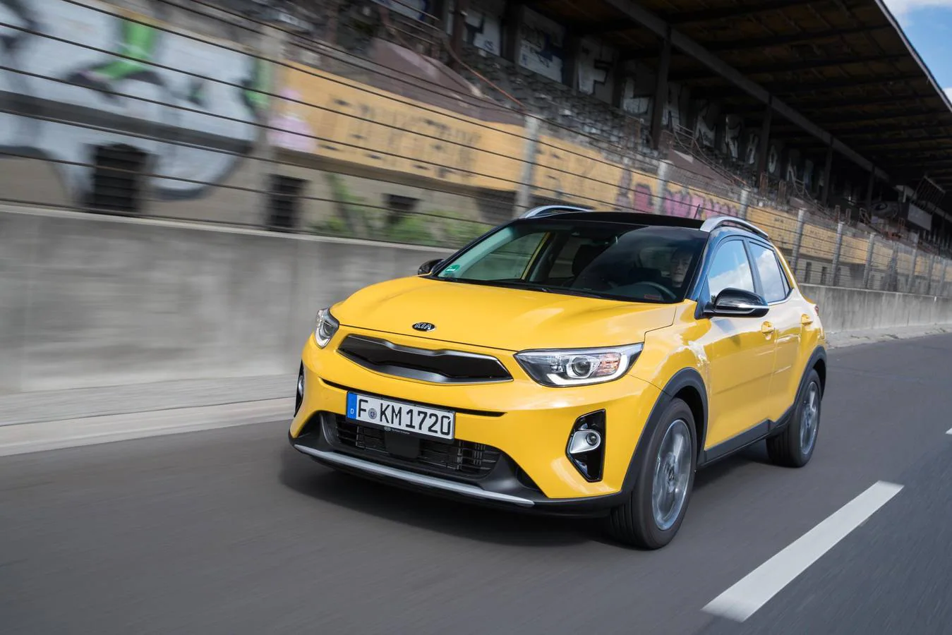 Con poco más de 4,10 metros de longitud, el nuevo Kia Stonic es un SUV compacto, con un inconfundible estilo europeo y las mayores posibilidades de personalización que haya tenido nunca un coche de la marca. A la venta desde 12.919 euros. 