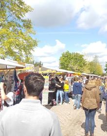 Imagen secundaria 2 - 1. La Isla de los Museos, con la Catedral de Berlín al fondo. 2. La peculiar entrada al museo de Ana Frank, ubicado en el barrio judío. 3. El mercadillo dominical de Mauerpark.