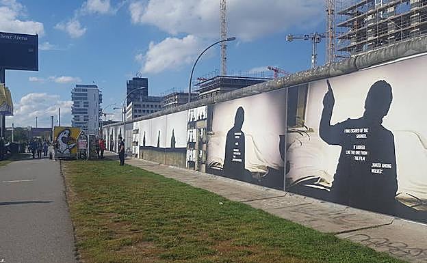 Imagen principal -  1 y 2. Vista del muro en la East Side Gallery en el lado oeste y este. 3. Imagen del muro que se encuentra al lado de la exposición 'Topografía del Terror'. 