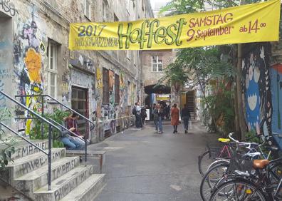 Imagen secundaria 1 - 1. La Isla de los Museos, con la Catedral de Berlín al fondo. 2. La peculiar entrada al museo de Ana Frank, ubicado en el barrio judío. 3. El mercadillo dominical de Mauerpark.