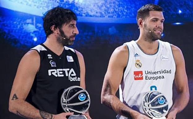 Mumbrú, durante la recogida del premio de la ACB.