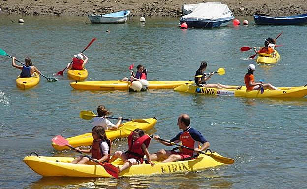 Piraguas por la ría de Plentzia.