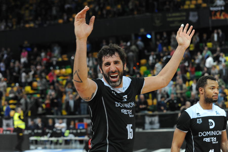 Mumbrú celebra una victoria de su equipo en 2007.