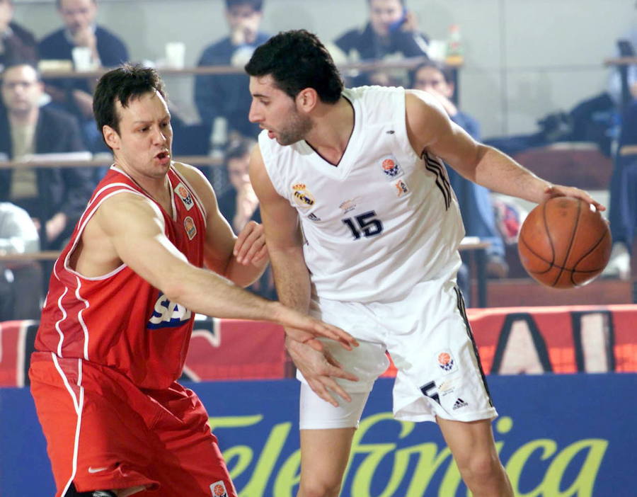 Mumbrú en su etapa en el Real Madrid en 2003.