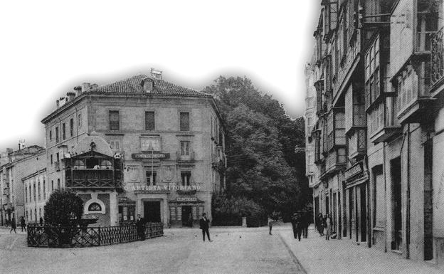 En el centro de la imagen, edificio que albergó la Capitanía General y que posteriormente fue el Casino Artista Vitoriano.