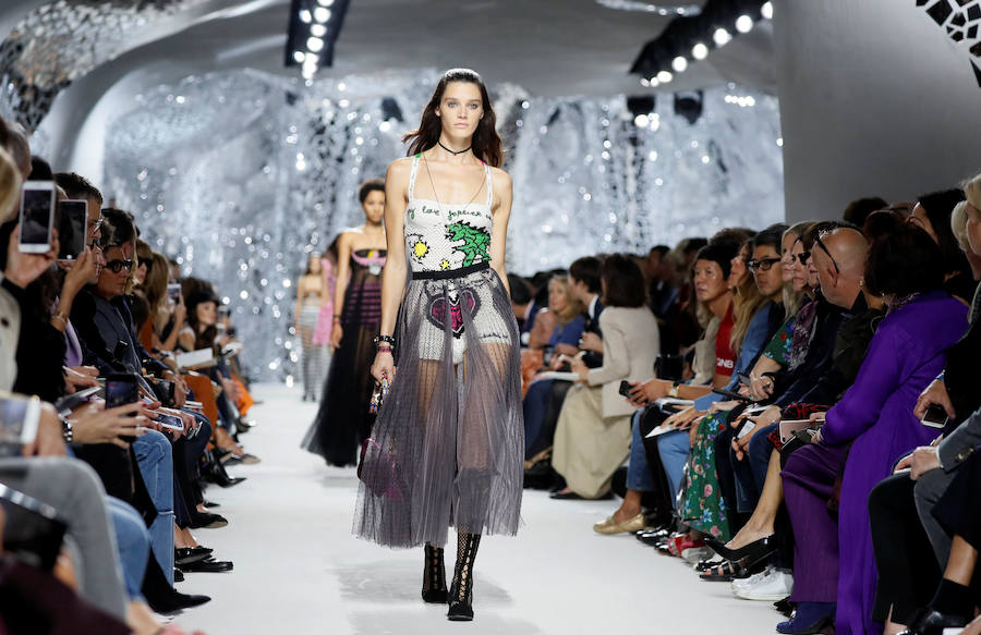 La firma homenajea con sus diseños a la artista franco-estadounidense en la Semana de la Moda de París