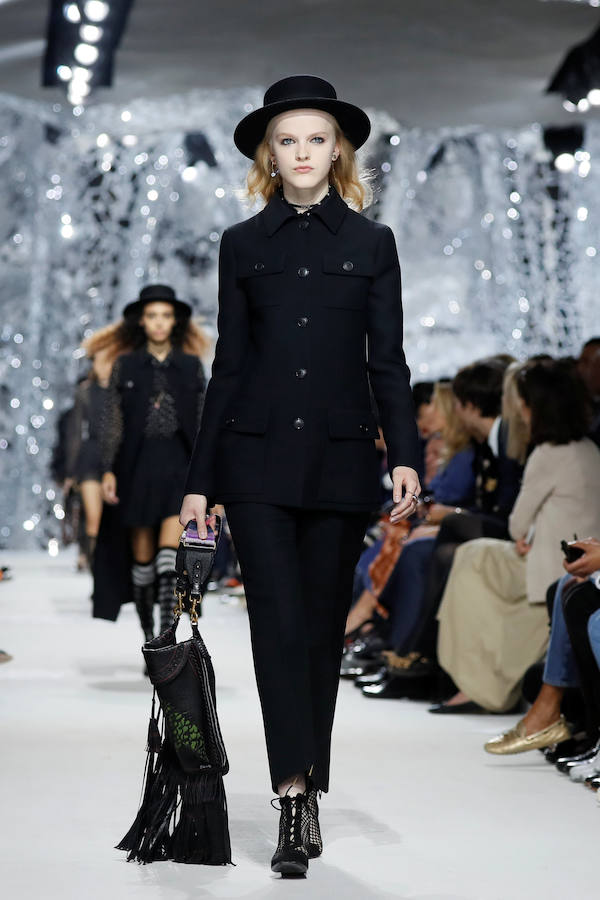 La firma homenajea con sus diseños a la artista franco-estadounidense en la Semana de la Moda de París