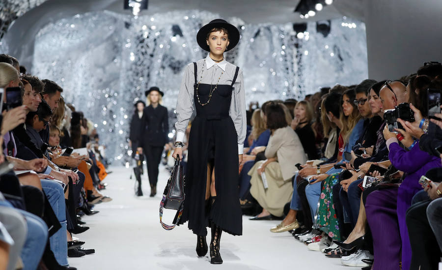 La firma homenajea con sus diseños a la artista franco-estadounidense en la Semana de la Moda de París