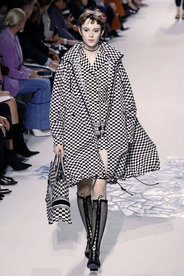 La firma homenajea con sus diseños a la artista franco-estadounidense en la Semana de la Moda de París