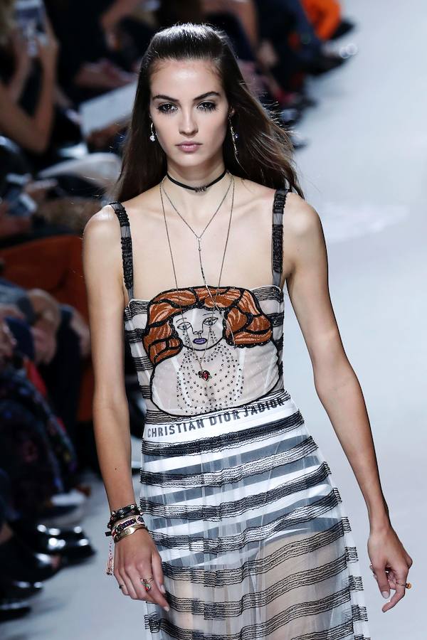 La firma homenajea con sus diseños a la artista franco-estadounidense en la Semana de la Moda de París