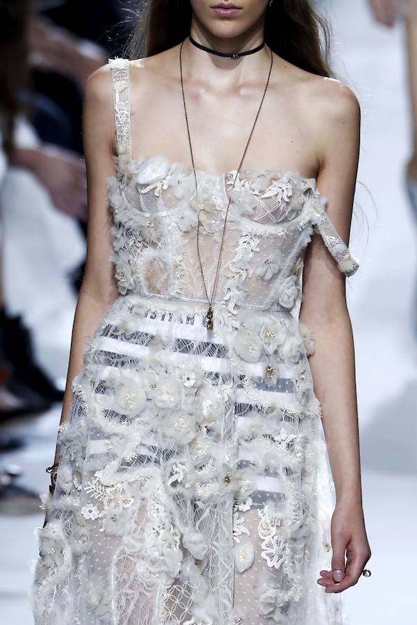 La firma homenajea con sus diseños a la artista franco-estadounidense en la Semana de la Moda de París