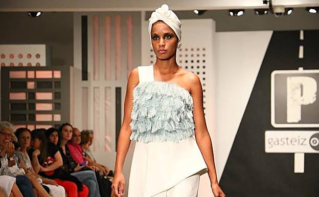 Uno de los diseños que lucieron en la pasarela. 