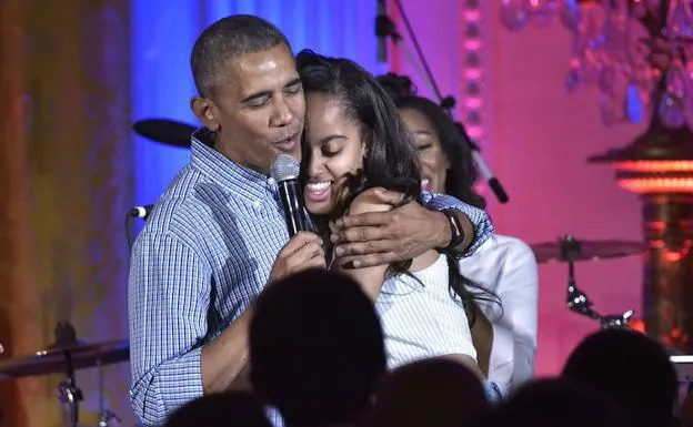 Obama abraza a su hija durante su cumpleaños.