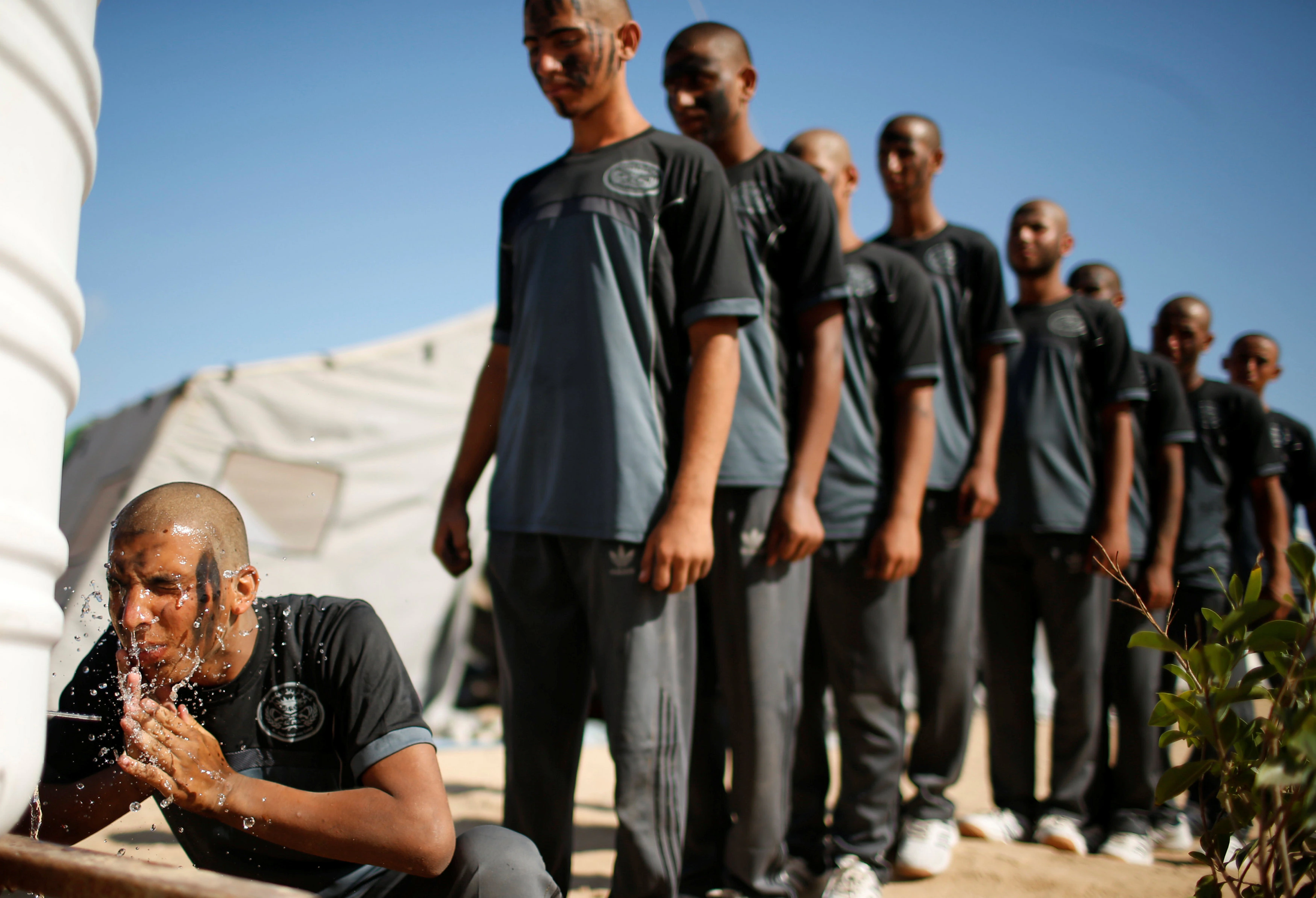 Los hombres que forman parte de Hamás, se entrenan en la academia Khan Younis, al norte de Gaza